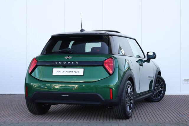 Mini COOPER 3-Deurs 1.5 C Blackyard | Pano-dak | Harman Kardon | Elektrische stoelen met geheugen | Head-up display | Comfortacces | Stoelverwarming