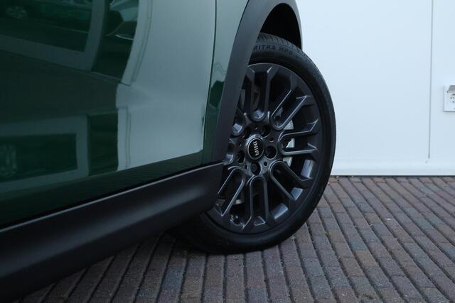 Mini COOPER 3-Deurs 1.5 C Blackyard | Pano-dak | Harman Kardon | Elektrische stoelen met geheugen | Head-up display | Comfortacces | Stoelverwarming