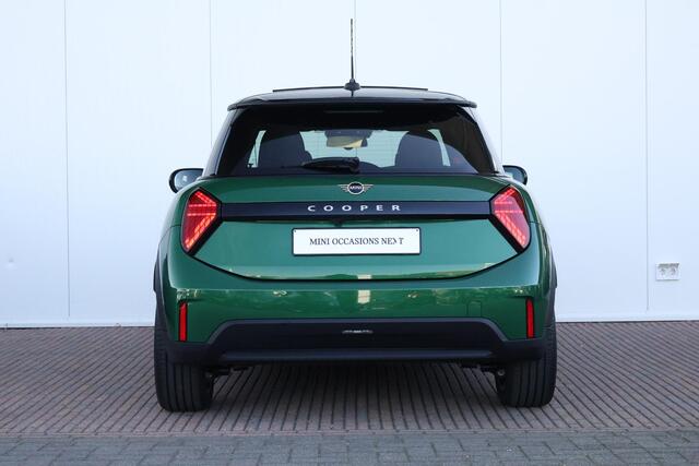 Mini COOPER 3-Deurs 1.5 C Blackyard | Pano-dak | Harman Kardon | Elektrische stoelen met geheugen | Head-up display | Comfortacces | Stoelverwarming
