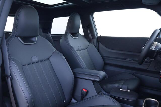 Mini COOPER 3-Deurs 1.5 C Blackyard | Pano-dak | Harman Kardon | Elektrische stoelen met geheugen | Head-up display | Comfortacces | Stoelverwarming