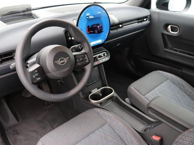 Mini COOPER 3-Deurs C Blackyard + Parking Assistant + Driving Assistant + Elektrisch verwarmde voorstoelen + 17''