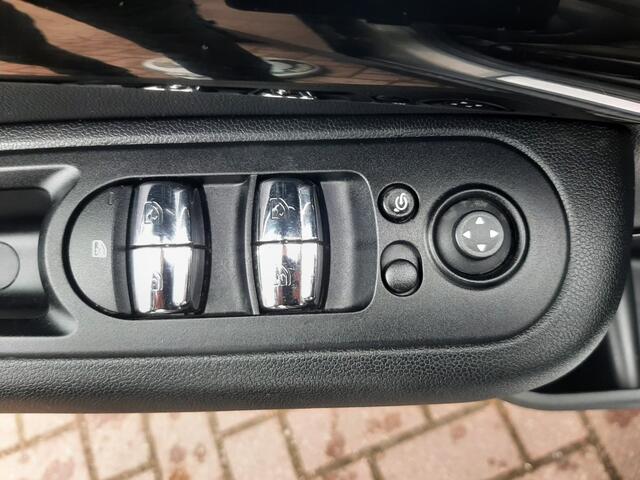 Mini COOPER Clubman 1.5 136pk Lederen-bekleding Airco Cruise-control Navigatie Bluetooth