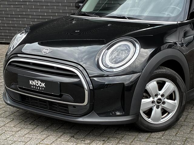 Mini COOPER Hatchback Essential Automaat 3 deurs / Navigatiesysteem / Climate Control / Parkeersensoren achter / Bluetooth / Driving Assistant / LED / Lichtpakket / DAB / Sfeerverlichting