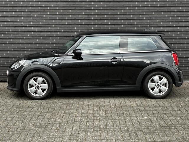 Mini COOPER Hatchback Essential Automaat 3 deurs / Navigatiesysteem / Climate Control / Parkeersensoren achter / Bluetooth / Driving Assistant / LED / Lichtpakket / DAB / Sfeerverlichting