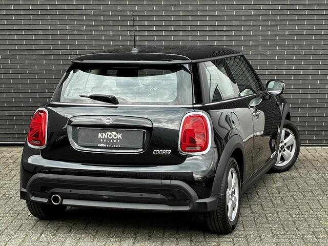 Mini COOPER Hatchback Essential Automaat 3 deurs / Navigatiesysteem / Climate Control / Parkeersensoren achter / Bluetooth / Driving Assistant / LED / Lichtpakket / DAB / Sfeerverlichting
