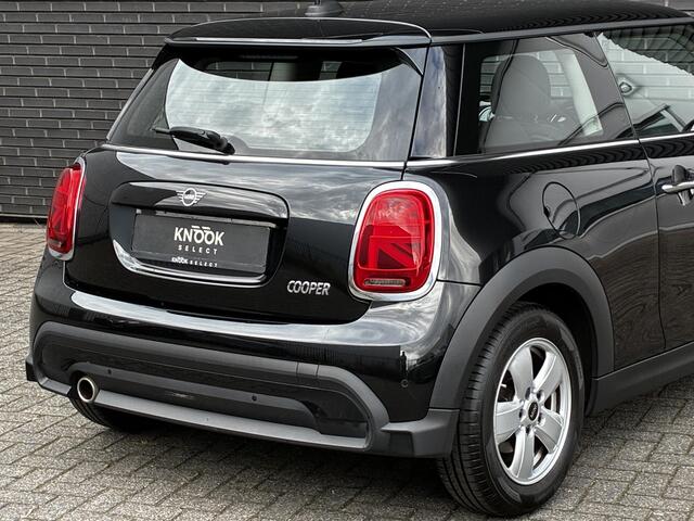 Mini COOPER Hatchback Essential Automaat 3 deurs / Navigatiesysteem / Driving Assistant / Climate Control / Parkeersensoren achter / Bluetooth / Sfeerverlichting / LED / Lichtpakket / DAB