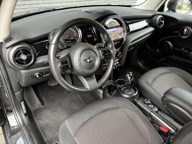 Mini COOPER Hatchback Essential Automaat 3 deurs / Navigatiesysteem / Driving Assistant / Climate Control / Parkeersensoren achter / Bluetooth / Sfeerverlichting / LED / Lichtpakket / DAB