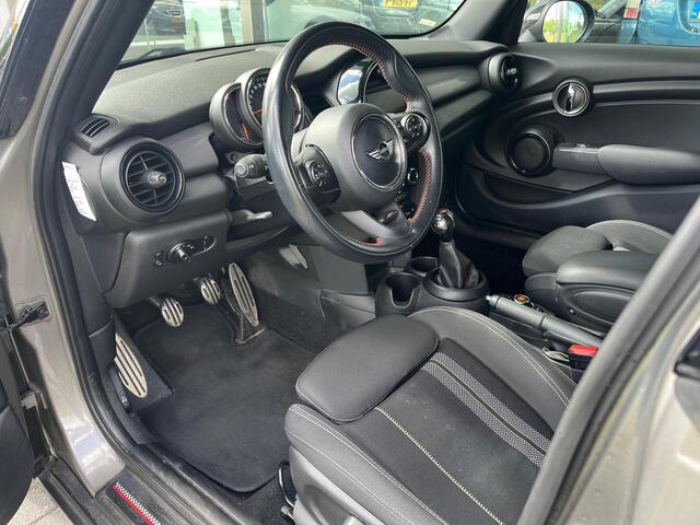 Mini COOPER 5-Deurs 1.5 Serious Business | Rijklaar incl garantie | Keyless entry Parkeersensoren Sportstoel LED
