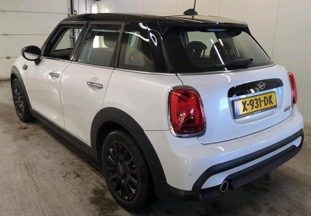 Mini COOPER 5-Deurs 1.5 136 pk Camden Edition Navigatie Led koplampen Clima + Cruise Control Parkeersensoren Dab Lmv Spiegelpakket NL Auto