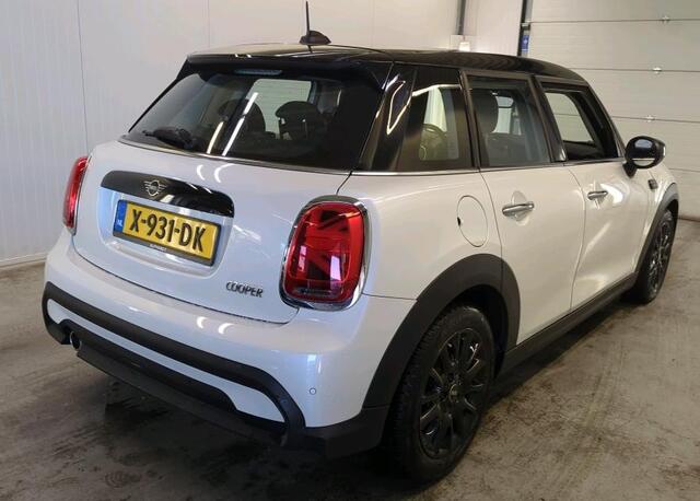 Mini COOPER 5-Deurs 1.5 136 pk Camden Edition Navigatie Led koplampen Clima + Cruise Control Parkeersensoren Dab Lmv Spiegelpakket NL Auto