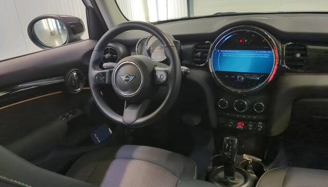 Mini COOPER 5-Deurs 1.5 136 pk Camden Edition Navigatie Led koplampen Clima + Cruise Control Parkeersensoren Dab Lmv Spiegelpakket NL Auto
