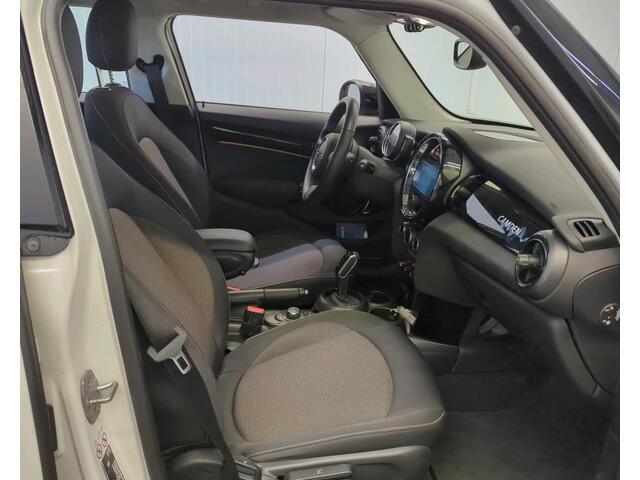 Mini COOPER 5-Deurs 1.5 136 pk Camden Edition Navigatie Led koplampen Clima + Cruise Control Parkeersensoren Dab Lmv Spiegelpakket NL Auto