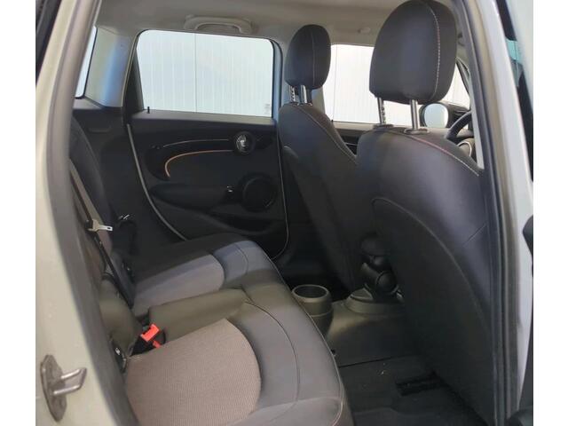 Mini COOPER 5-Deurs 1.5 136 pk Camden Edition Navigatie Led koplampen Clima + Cruise Control Parkeersensoren Dab Lmv Spiegelpakket NL Auto