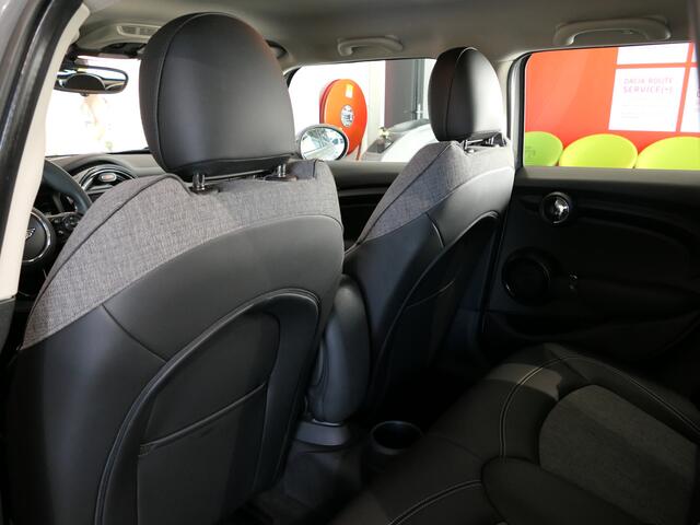 Mini COOPER 5-Deurs 1.5 *Dealer onderhouden!* - Alarm klasse 3 - Navi - Cruise - Sensor Achter -