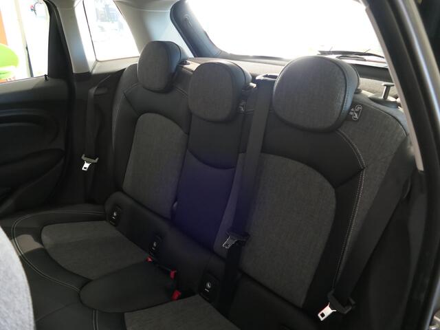 Mini COOPER 5-Deurs 1.5 *Dealer onderhouden!* - Alarm klasse 3 - Navi - Cruise - Sensor Achter -