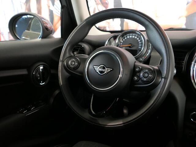 Mini COOPER 5-Deurs 1.5 *Dealer onderhouden!* - Alarm klasse 3 - Navi - Cruise - Sensor Achter -