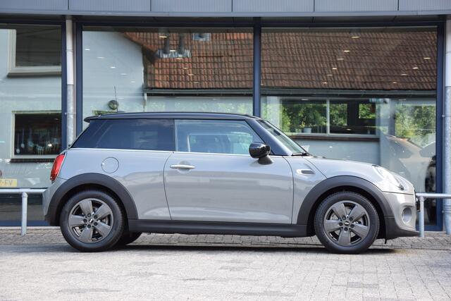 Mini COOPER 3-Deurs 1.5 136PK | Org. NL | BOVAG Garantie | DAB | LED koplampen en Achterlichten | Cruise Control | Airconditioning | Voorruitverwarming | 16'' Velgen met All Season Banden |