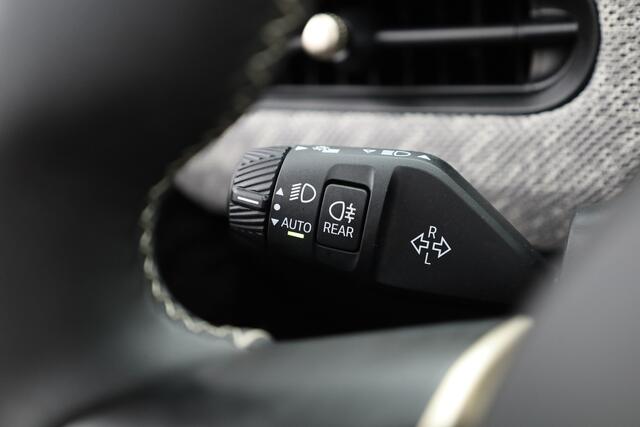 Mini COOPER 3-Deurs 1.5 C Favoured L | Pano | HUD | Harman Kardon | Stoel- Stuurverw. | 18'' | Leder | 360cam | NAV+ CarPlay