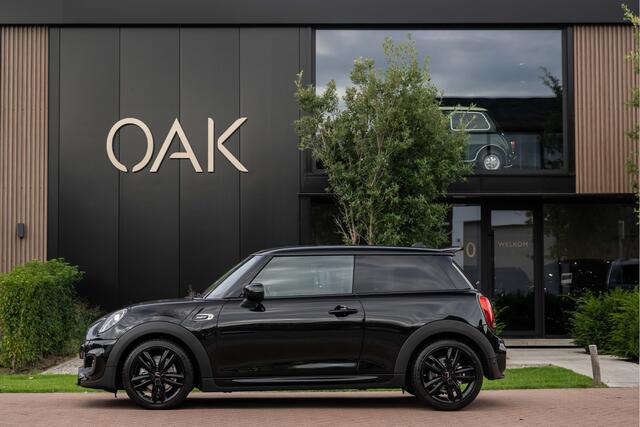 Mini COOPER 3-Deurs 1.5 Aut. Dalston Edition | JCW-Trim | Navi | Carplay | Sportstoelen | PDC | 17"LM | NL Auto | Midnight Black