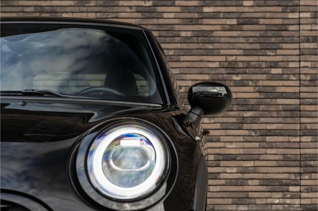 Mini COOPER 3-Deurs 1.5 Aut. Dalston Edition | JCW-Trim | Navi | Carplay | Sportstoelen | PDC | 17"LM | NL Auto | Midnight Black