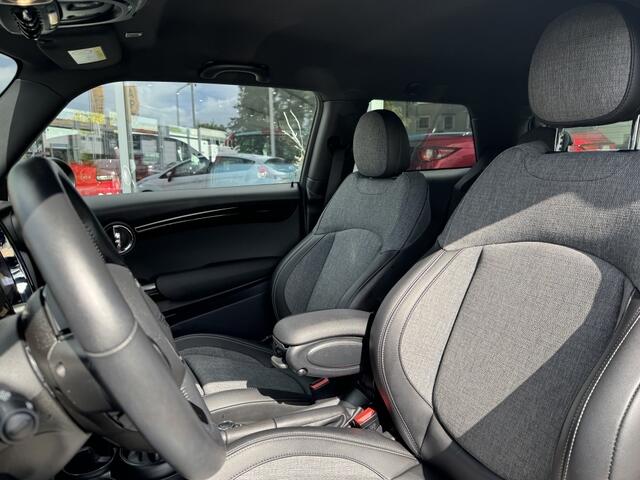 Mini COOPER 3-Deurs 1.5 Classic | DEALER ONDERHOUDEN | UNIEK DAK | STUURWIELVERWARMING |