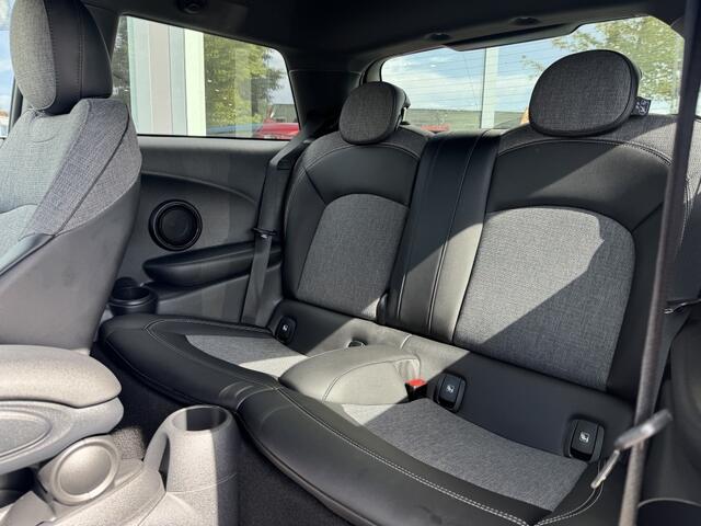 Mini COOPER 3-Deurs 1.5 Classic | DEALER ONDERHOUDEN | UNIEK DAK | STUURWIELVERWARMING |