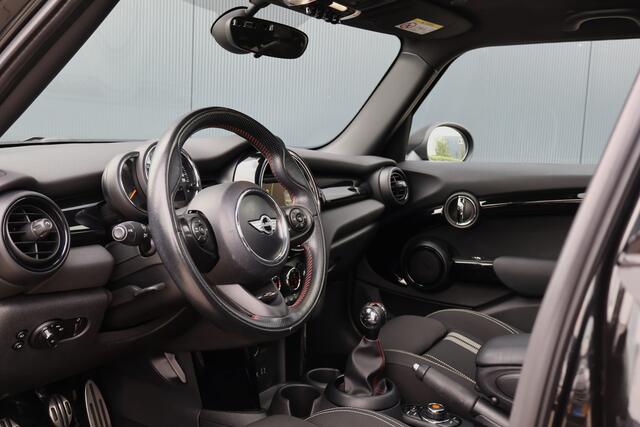 Mini COOPER 5-Deurs 1.5 Serious Business | JCW | Pano | Stoelverwarming | 18 Inch | LED | Keyless Entry | John Cooper Works pakket