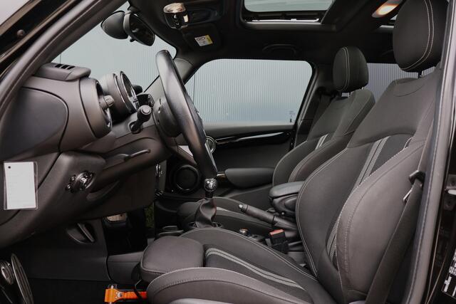 Mini COOPER 5-Deurs 1.5 Serious Business | JCW | Pano | Stoelverwarming | 18 Inch | LED | Keyless Entry | John Cooper Works pakket