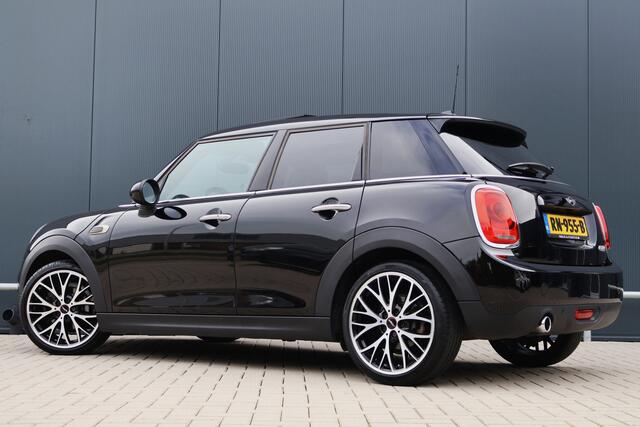 Mini COOPER 5-Deurs 1.5 Serious Business | JCW | Pano | Stoelverwarming | 18 Inch | LED | Keyless Entry | John Cooper Works pakket