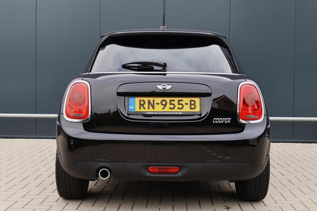 Mini COOPER 5-Deurs 1.5 Serious Business | JCW | Pano | Stoelverwarming | 18 Inch | LED | Keyless Entry | John Cooper Works pakket