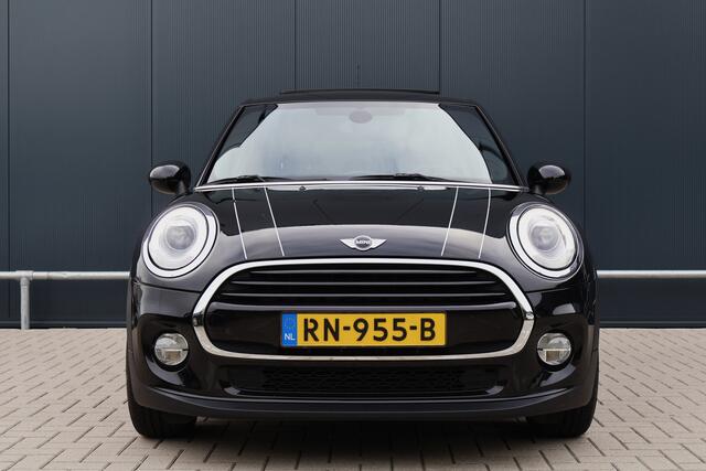 Mini COOPER 5-Deurs 1.5 Serious Business | JCW | Pano | Stoelverwarming | 18 Inch | LED | Keyless Entry | John Cooper Works pakket