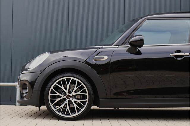 Mini COOPER 5-Deurs 1.5 Serious Business | JCW | Pano | Stoelverwarming | 18 Inch | LED | Keyless Entry | John Cooper Works pakket