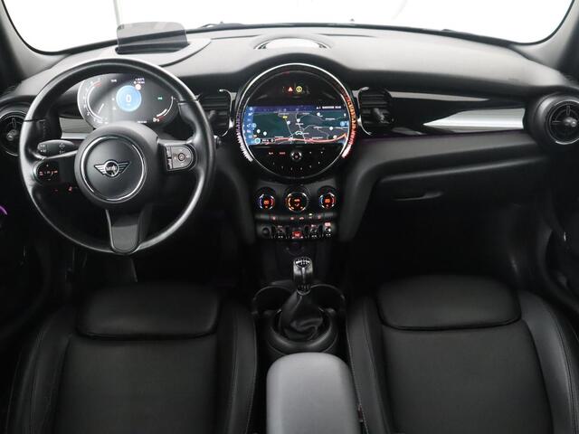 Mini COOPER 5-Deurs 1.5 Business Edition | Leder | Cruise control | Head-up | Camera | Park assist | Carplay | Climate control | 17" velgen