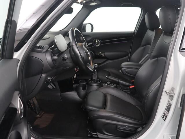 Mini COOPER 5-Deurs 1.5 Business Edition | Leder | Cruise control | Head-up | Camera | Park assist | Carplay | Climate control | 17" velgen