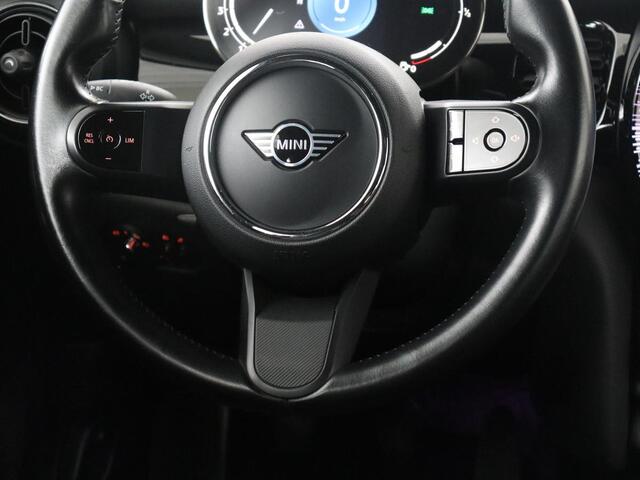 Mini COOPER 5-Deurs 1.5 Business Edition | Leder | Cruise control | Head-up | Camera | Park assist | Carplay | Climate control | 17" velgen