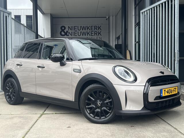 Mini COOPER 5-Deurs 1.5 Camden Edition | AUTOMAAT | CAMERA | CARPLAY | NAVI | CRUISE CONTROL | STOEL/STUURVERWARMING | PDC | CLIMATE CONTROL | LMV 16'' | KEYLESS | LED | DAB | BLUETOOTH