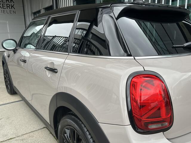 Mini COOPER 5-Deurs 1.5 Camden Edition | AUTOMAAT | CAMERA | CARPLAY | NAVI | CRUISE CONTROL | STOEL/STUURVERWARMING | PDC | CLIMATE CONTROL | LMV 16'' | KEYLESS | LED | DAB | BLUETOOTH
