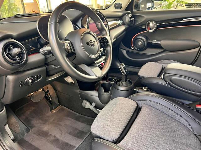 Mini COOPER 5-Deurs 1.5 Camden Edition | Panoramadak | HUD | Harman Kardon | Keyless | LED
