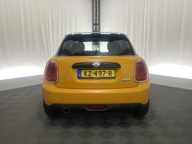 Mini COOPER 5-Deurs 1.5 Chili Serious Business | Bluetooth | Cruise Control | Climate Control |