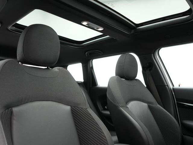 Mini COOPER CLUBMAN 1.5 Chili Handgeschakeld 136pk | Panodak | Harman & Kardon | Apple Carplay | Lederen Sportstoelen | Navigatie | Cruise Control | Sportstuur |
