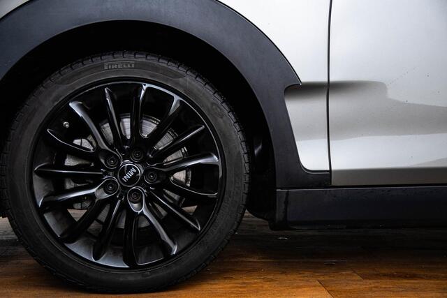 Mini COOPER CLUBMAN Mini Pepper Panoramadak - Comfort Access - Elektrisch inklapbare buitenspiegels - PDC Voor/Achter - MINI navigatiesysteem - Middenarmsteun voor - Binnenlichtpakket -