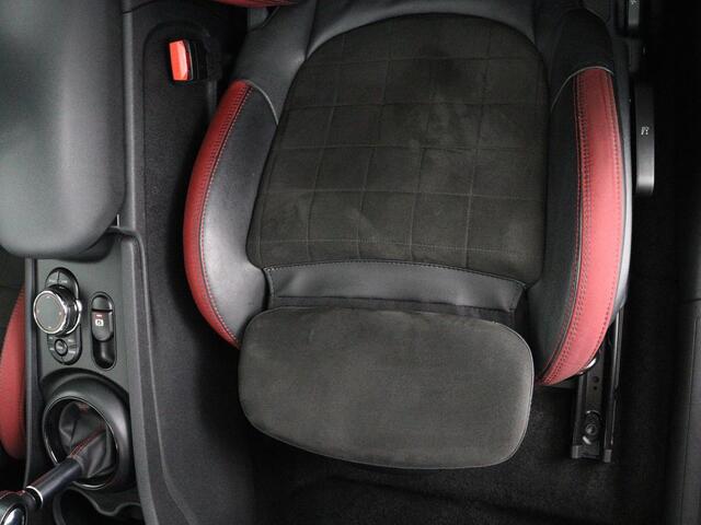 Mini COOPER CLUBMAN 2.0 John Works ALL4 Chili Panoramadak | Head-up | Navigatie | Cruise control | Carplay | Climate control | Achteruitrij camera | Stoelverwarming | DAB radio