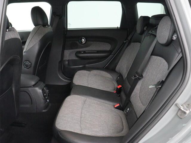 Mini COOPER CLUBMAN 1.5 Chili Serious Business | Stoelverwarming | Trekhaak | Full LED | Park Assist | Sportstoelen | Navigatie | Climate control | Half leder | Bluetooth | Cruise control
