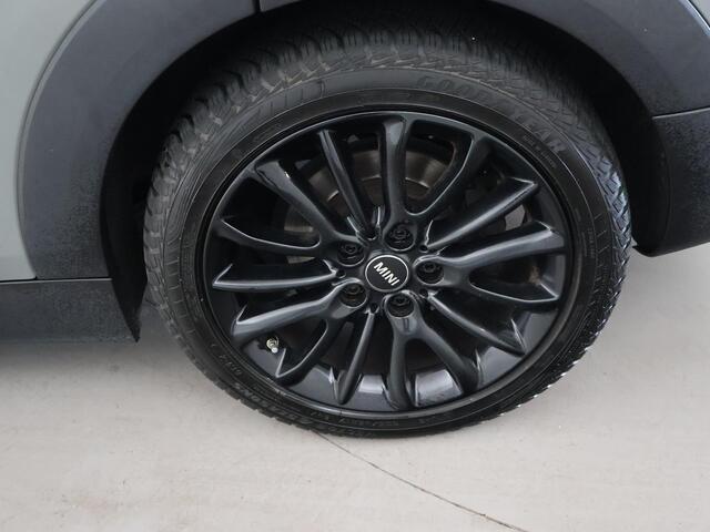 Mini COOPER CLUBMAN 1.5 136 PK MOONWALK GREY + ZWART DAK | 17 INCH ZWARTE VELGEN | LED | NAVIGATIE
