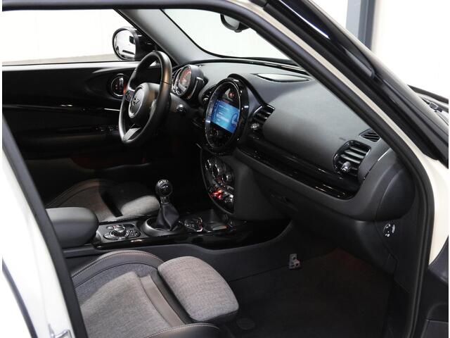 Mini COOPER CLUBMAN 136PK Business Edition | 1ste eigenaar | AppleCarplay/AndroidAuto | Climate Control | Cruise Control | LED | Parkeersensoren | Armsteun | Navigatie | 17"LMV | Trekhaak | Isofix |
