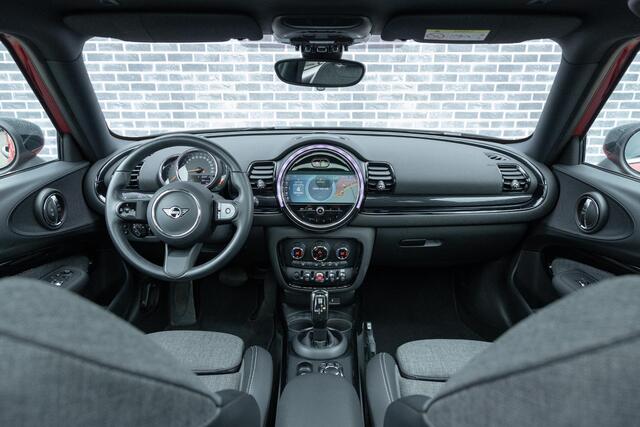 Mini COOPER CLUBMAN 1.5 Business Edition | Trekhaak Afneembaar | Panoramadak | Two-Tone | Parkeersensoren | Sportstoelen | Privacy Glas | LED Koplampen | Climate Controle | Cruise Control | Lichtmetalen Velgen 17 inch | Navigatie | Apple Carplay | Android Auto