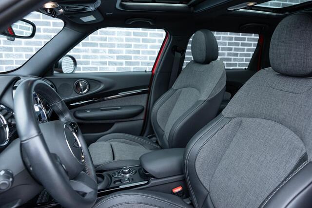 Mini COOPER CLUBMAN 1.5 Business Edition | Trekhaak Afneembaar | Panoramadak | Two-Tone | Parkeersensoren | Sportstoelen | Privacy Glas | LED Koplampen | Climate Controle | Cruise Control | Lichtmetalen Velgen 17 inch | Navigatie | Apple Carplay | Android Auto