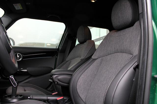 Mini COOPER S Hatchback Classic Automaat / Achteruitrijcamera / Sportstoelen / LED / Comfort Access / Cruise Control / Stoelverwarming