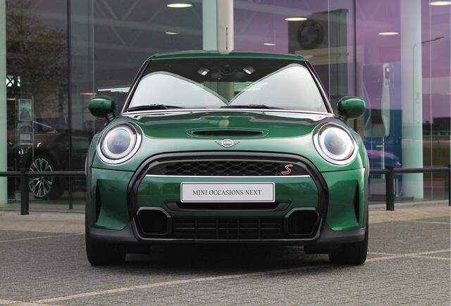 Mini COOPER S Hatchback Classic Automaat / Achteruitrijcamera / Sportstoelen / LED / Comfort Access / Cruise Control / Stoelverwarming