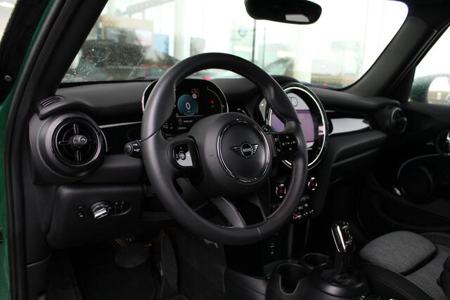 Mini COOPER S Hatchback Classic Automaat / Achteruitrijcamera / Sportstoelen / LED / Comfort Access / Cruise Control / Stoelverwarming